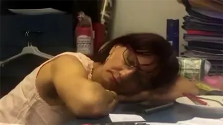 VIDEO | Șefă de la teatrul din Târgu Jiu, filmată în timp ce dormea cu capul pe birou. Ce salariu avea