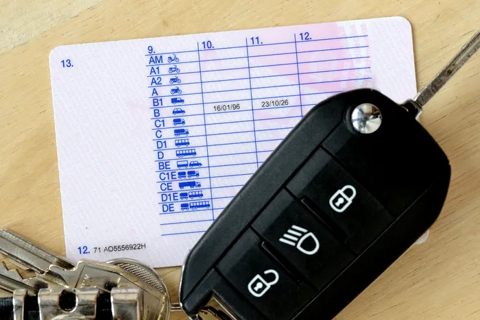 Legea este mai aspră cu șoferii, în 2026. Amendă pentru folosirea telefonului la volan. Când se suspendă permisul auto