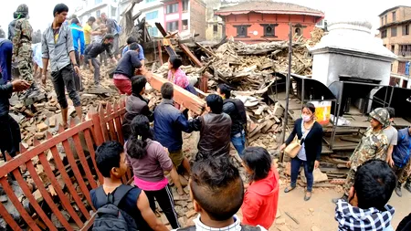 CUTREMUR de 6,7 grade în Nepal, la o zi după seismul devastator de 7,8 grade. Bilanțul a ajuns la 2.400 de morți