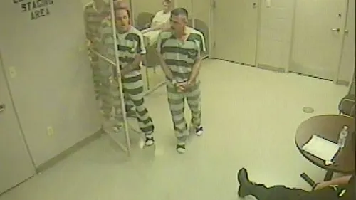 VIDEO. Scene incredibile într-un tribunal din Texas. Ce au făcut deținuții după ce gardianul care-i păzea a suferit un infarct