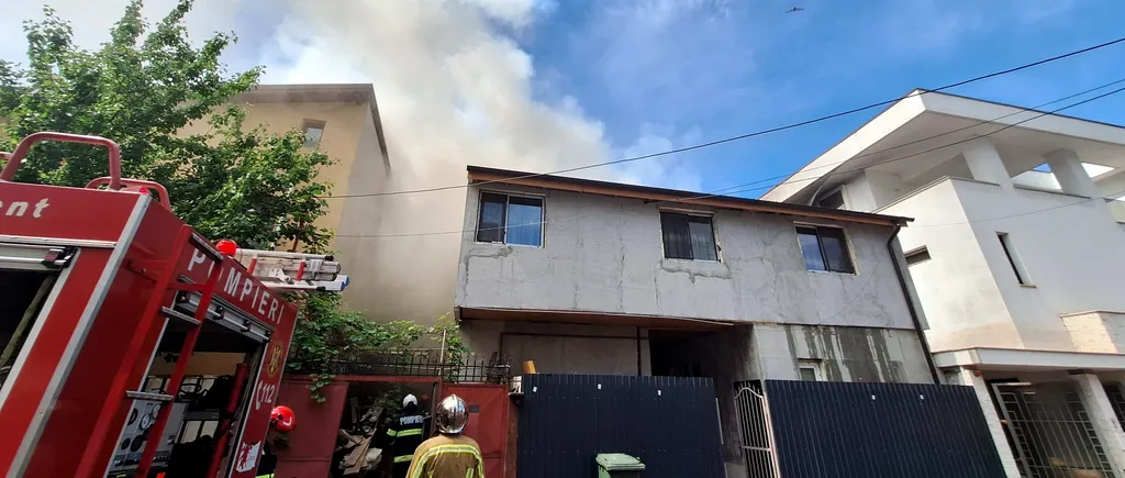 UPDATE: Incendiu în a treia zi de Paște, în Capitală: Arde o locuință, iar flăcările s-au extins la o altă casă / Un om a murit