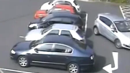 VIDEO: Cea mai slabă manevră la ieșirea din parcare. Polițiștii îl caută pe acest șofer de două luni 