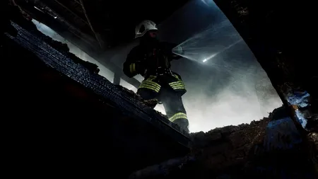 Patru locuințe au luat foc, pe o stradă din Sectorul 5. Un bărbat a suferit arsuri și a primit îngrijiri medicale