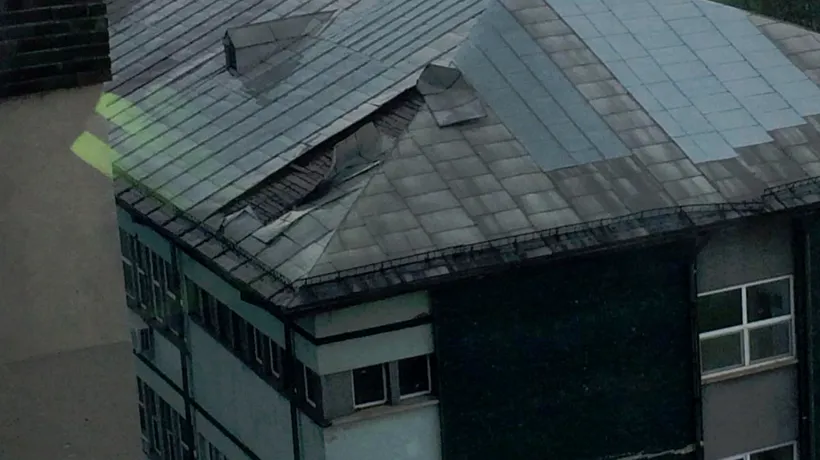Furtună mare în Slatina: Bucăți din acoperișul spitalului, smulse de vânt