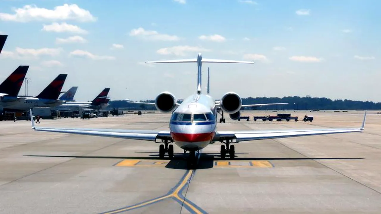 Un nou incident aviatic. O aeronavă americană a ieșit de pe pistă și a rămas blocată în noroi