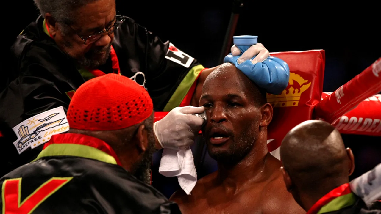 Cel mai în vârstă pugilist din istorie deținător al unei centuri mondiale majore nu vrea să se retragă, deși a pierdut titlul săptămâna trecută. 