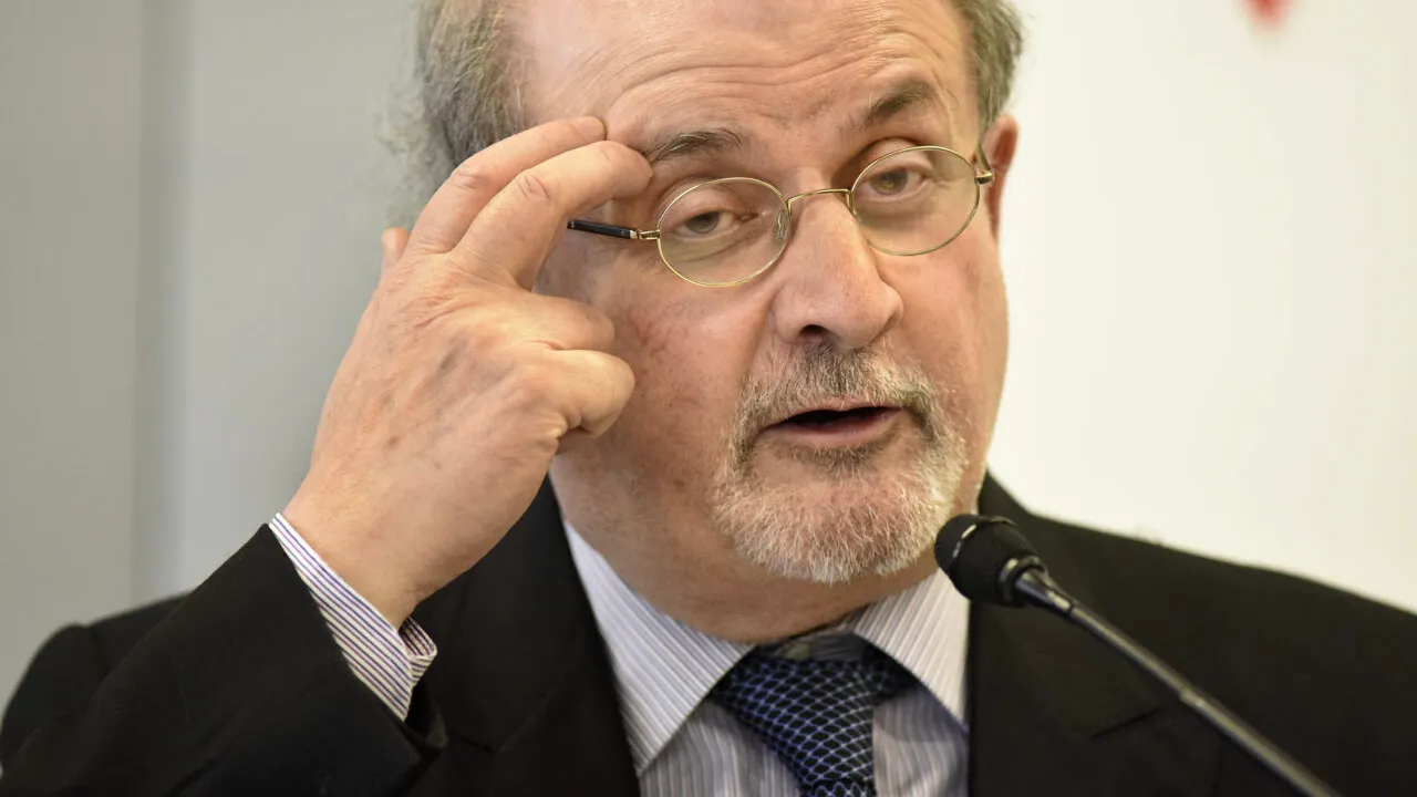 Scriitorul Salman Rushdie a fost conectat la un ventilator, după ce a fost înjunghiat în timpul unei conferințe: „Veștile nu sunt bune. Îşi va pierde probabil un ochi” / Cine este agresorul