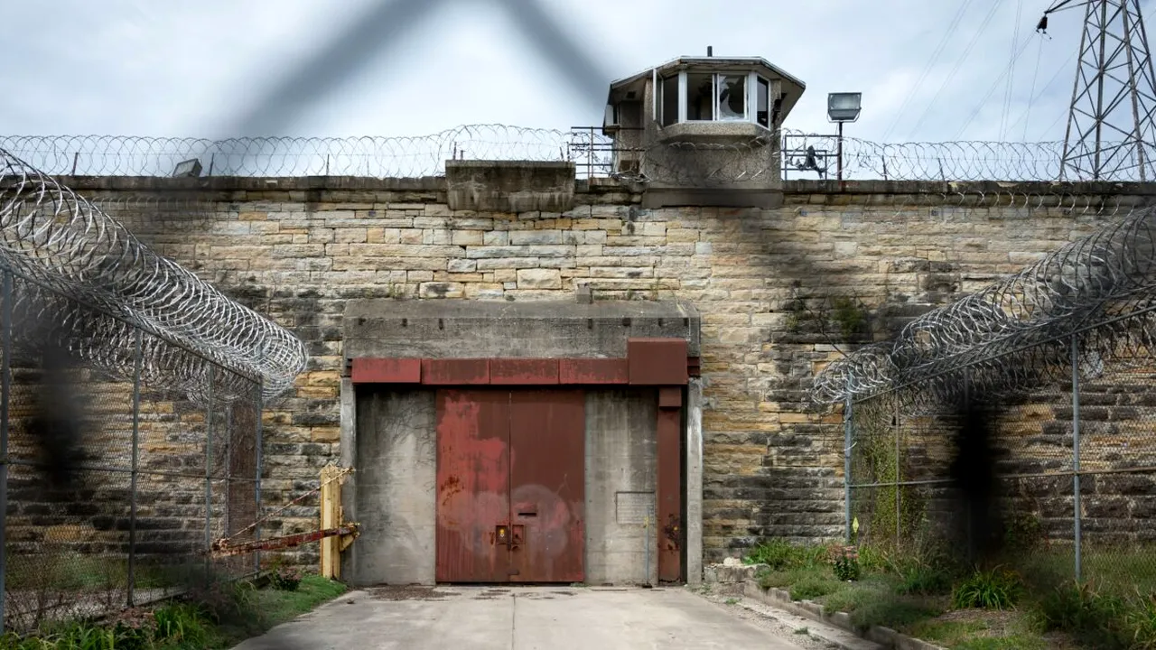 Tatăl a doi copii, supraviețuitori ai unei tragedii aviatice, condamnat la 32 de ani de închisoare, pentru abuz sexual asupra fiicei vitrege