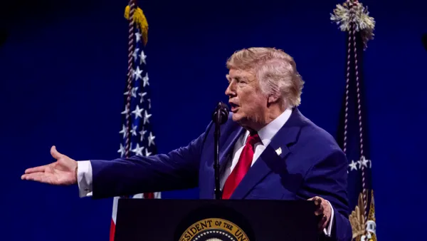 Trump anunță că SUA vor bombarda un pod sau o centrală electrică din Iran de fiecare dată când o navă din Strâmtoarea Ormuz va fi atacată