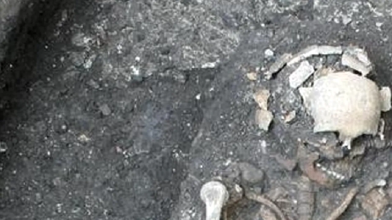 Scheletele a doi tineri care se țin de mână, din epoca medievală, descoperite de arheologi la Cluj: 