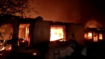 Incendiu masiv în Bacău: Intervenția pompierilor a durat 12 ore după ce focul s-a extins la patru case - FOTO / VIDEO 
