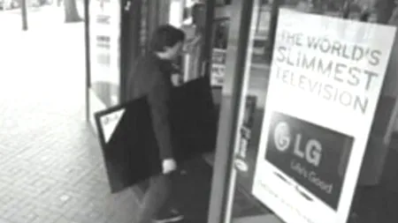 VIDEO. Cel mai neîndemânatic hoț de televizoare