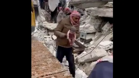 VIDEO | O femeie a dat NAȘTERE sub dărâmăturile din Alep! Nou-născutul a fost salvat, însă mămica s-a stins din viață