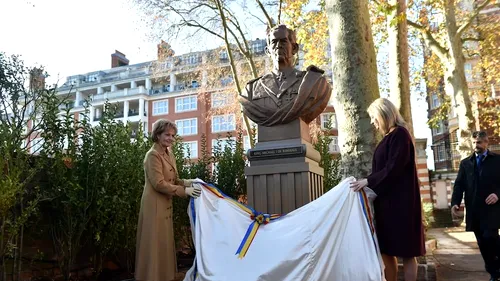 FOTO O statuie a Regelui Mihai a fost dezvelită la Londra