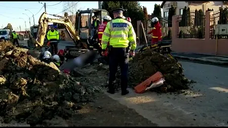 Pitești: Un bărbat care lucra la reţeaua de canalizare a murit după ce a fost prins sub un mal de pământ