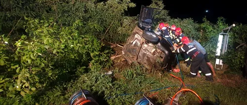 Familie distrusă în Neamț: Doi fraţi în vârstă de 18, respectiv 20 de ani au MURIT după ce au intrat cu maşina într-un copac