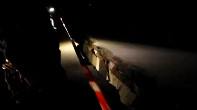 Un pod de două sute de metri construit peste râul Strei s-a rupt, iar două mașini au rămas suspendate pe acesta - VIDEO - FOTO