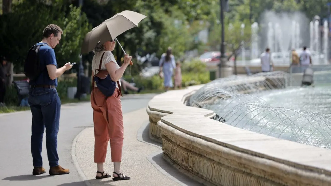 Vremea devine CANICULARĂ! Ce temperaturi vor avea românii de suportat în următoarele ore