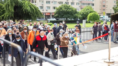 Coadă la al doilea Maraton al Vaccinării din București. Sute de oameni au venit la Sala Palatului să se vaccineze cu prima sau a doua doză (FOTO-VIDEO)