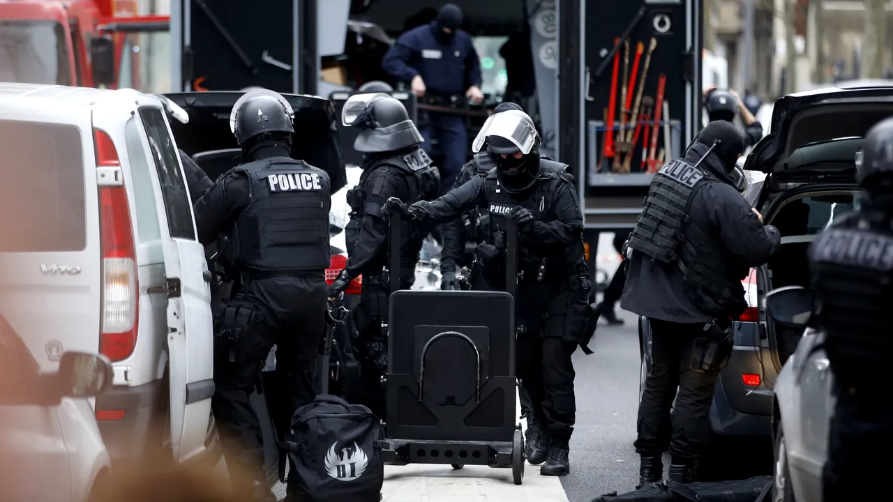 ATENTAT ÎN FRANȚA. Zeci de mii de polițiști îi caută încă pe atacatorii de la Charlie Hebdo. Frații Kouachi se aflau pe lista neagră a terorismului în SUA

