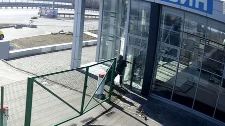 FOTO - VIDEO | „Sunt niște călăi”. Soldați ruși, filmați când împușcă doi civili neînarmați