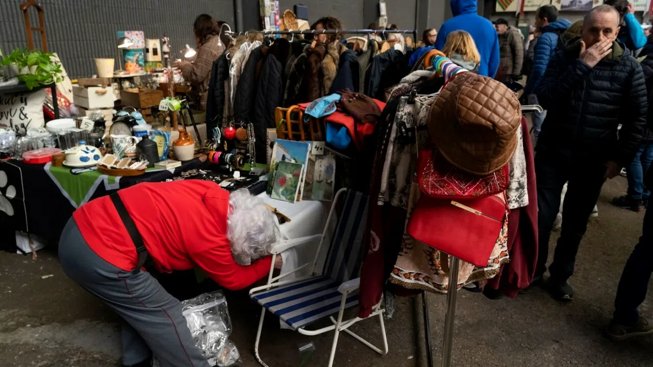 Leacuri „miraculoase” vândute la tarabă în București. Medicamente EXPIRATE și alimente alterate, un pericol major pentru sănătate: „Vă trece pe loc”