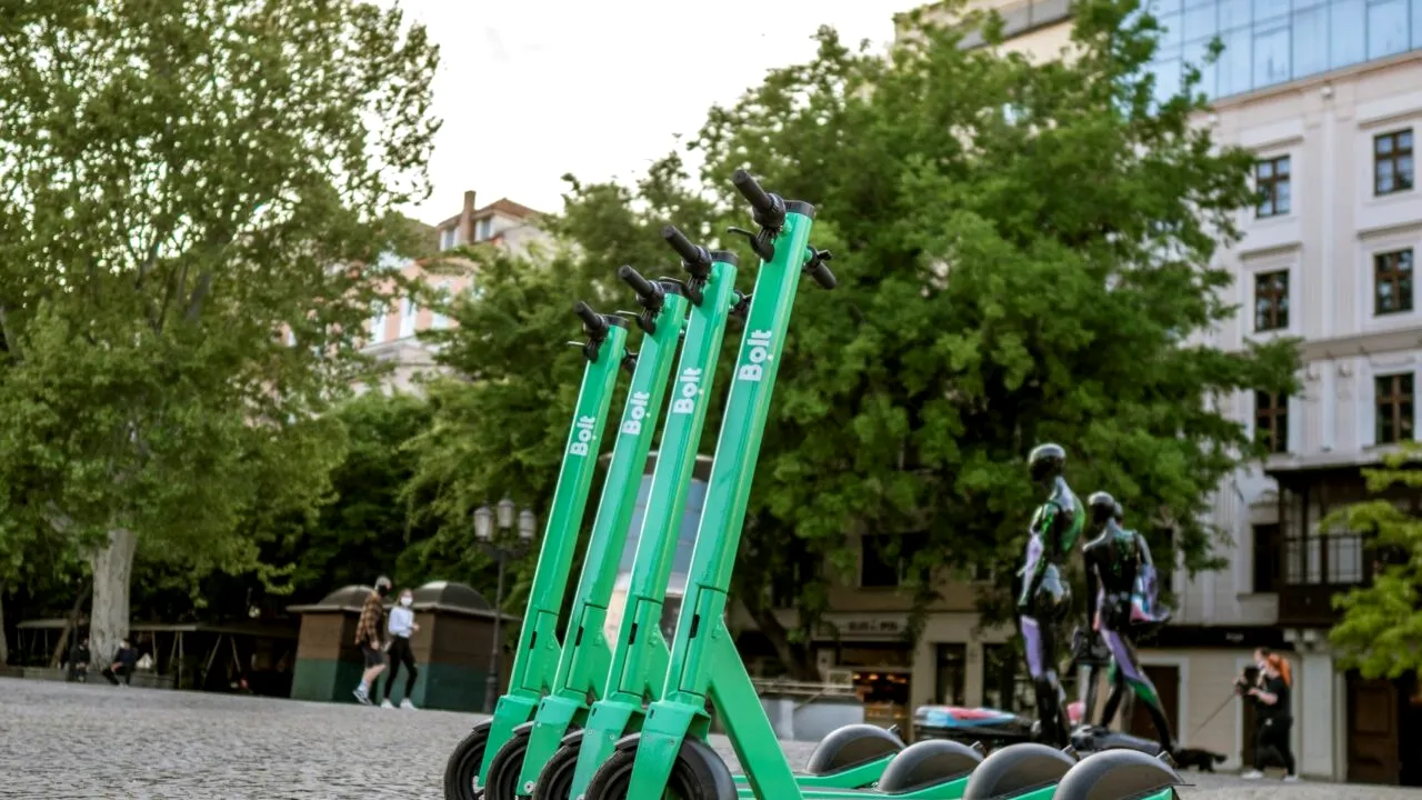 MIERLELE din marile orașe au început să imite sunetele scoase de trotinetele electrice. Ce zgomot le-a „deranjat”