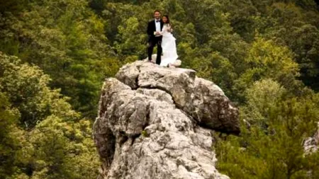 Nuntă la înălțime. De ce au ales doi tinerii să se căsătorească în vârful unui munte. GALERIE FOTO