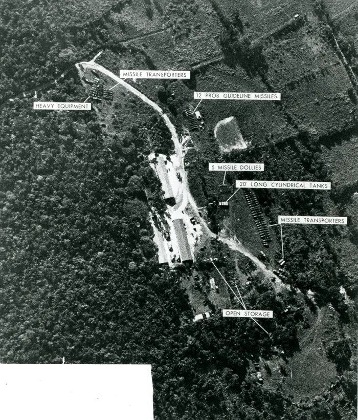 Fotografie cu transportatoarele de rachete sovietice amplasate în Cuba de pe urma căreia administrația Kennedy a reacționat vehement împotriva URSS, rezultând „Criza Rachetelor Cubaneze” din octombrie 1962