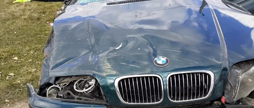 Accident grav în Argeș. Un BMW cu patru tineri la bord s-a răsturnat. IMAGINI de la fața locului