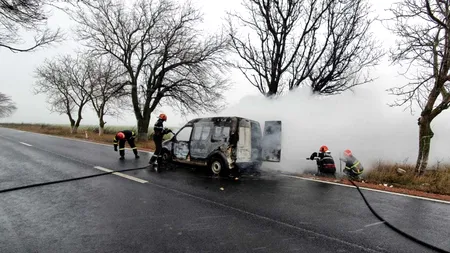 Tulcea: Mașină, distrusă de flăcări pe DN 22. Două persoane s-au salvat