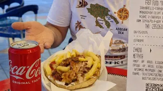 Cât a plătit Adrian Călătorul pe un prânz în stațiunea Paralia din Grecia: „În Mamaia banii ăștia îi dai doar pe Cola. Litoralul românesc e la pământ”