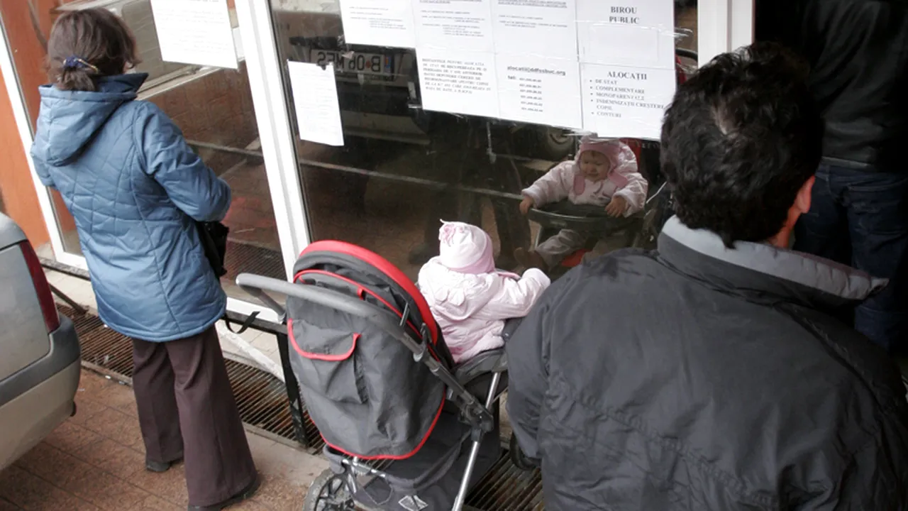 După pensionari, Guvernul IARTĂ DE DATORII 12.000 de mame care au luat bani în plus de la stat