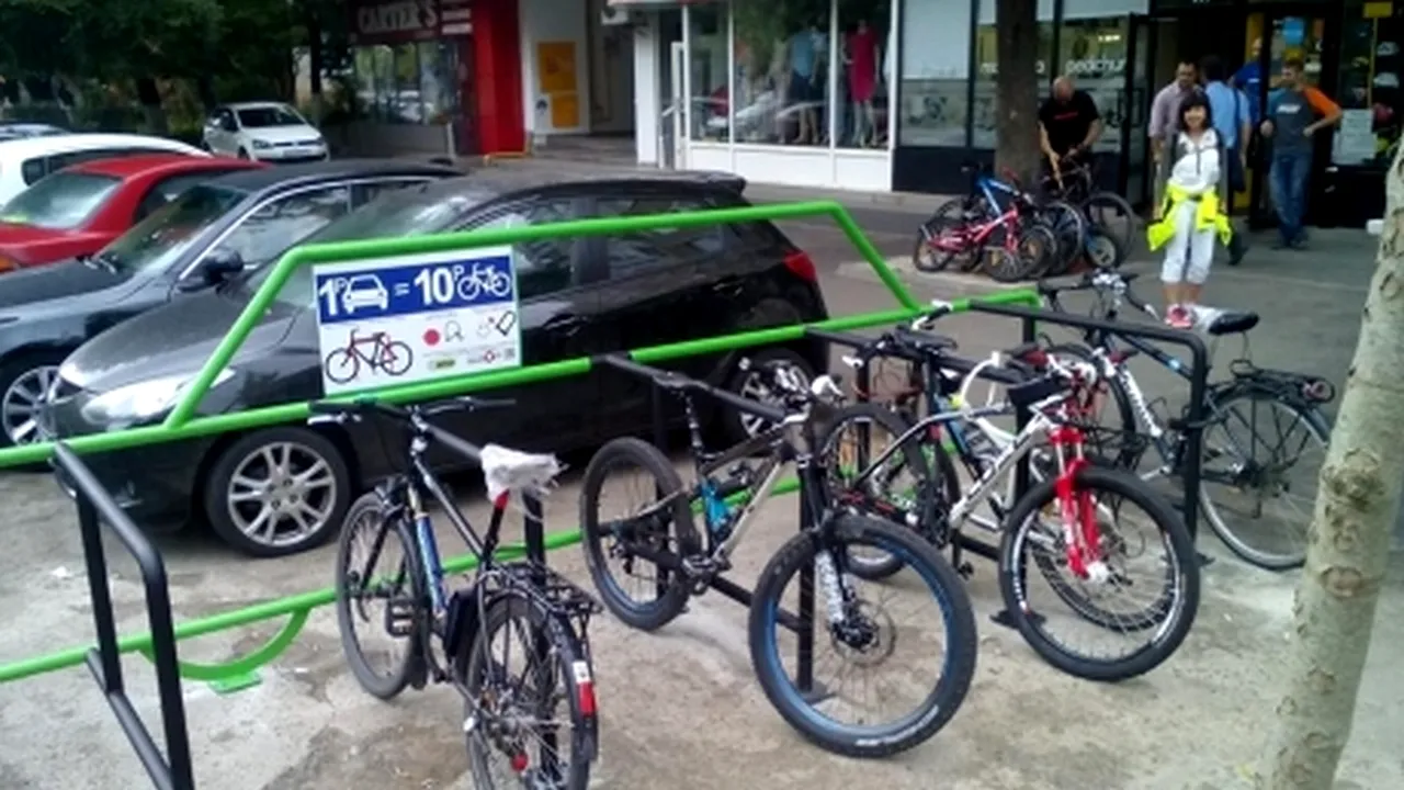 Această parcare de biciclete a ''rezistat'' patru zile. Ce s-a întâmplat când a apărut un șofer bucureștean în peisaj