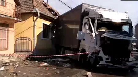 VIDEO | Un TIR derapează și distruge o casă în Mureș. Un om a scăpat ca prin urechile acului de impactul devastator