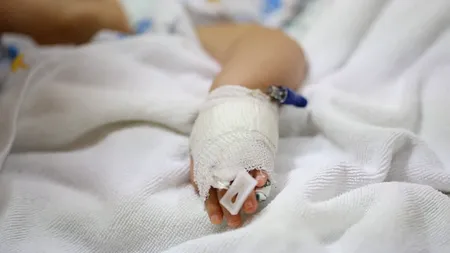 O fetiță de nici doi ani a ajuns la spital, în comă. 