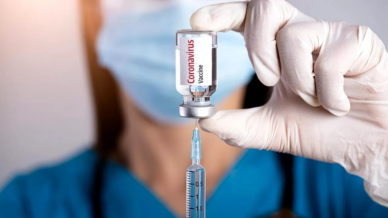 O femeie din Iași  a fost internată în spital cu reacții adverse după rapelul la vaccinul anti-COVID-19. Femeia a avut o erupție cutanată pe față și pe picioare