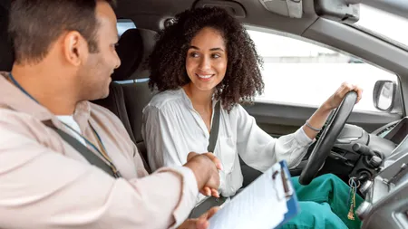 Cât costă școala de șoferi în 2025. Ce alte taxe trebuie să plătești