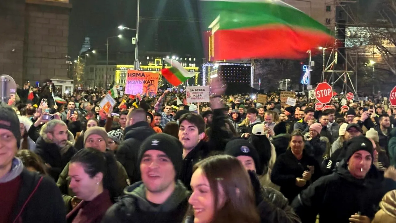 Bulgarii ies din nou în stradă împotriva Guvernului. 100.000 de oameni strigă „Peevski și Borisov, plecați de la putere”