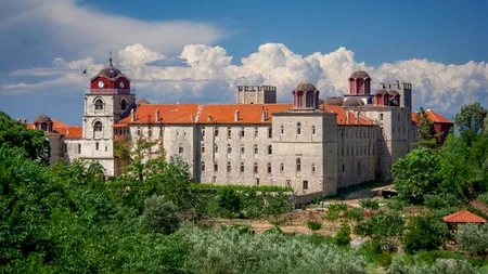 Stareţul Mănăstirii Esfigmenu de la Muntele Athos îi critică pe cei care nu cred în existența COVID: „În jurul nostru miroase a moarte, dar ei nu vor s-o vadă”