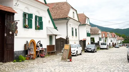 Satul din România care strânge anual peste 100.000 de turiști. Peisajele sunt cele care îi atrag pe curioși