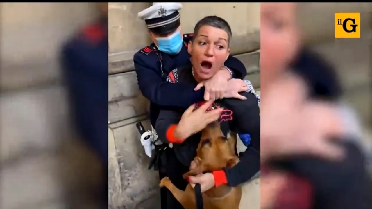 Italiancă arestată la Florența pentru că s-a opus purtării măștii: „Sunt femeie. Lăsați-mă! Mă sufocă!”