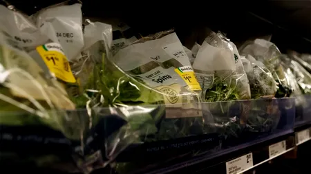 Ți se întoarce stomacul pe dos! Ce a găsit o femeie în punga cu SALATĂ, pe care a cumpărat-o din supermarket