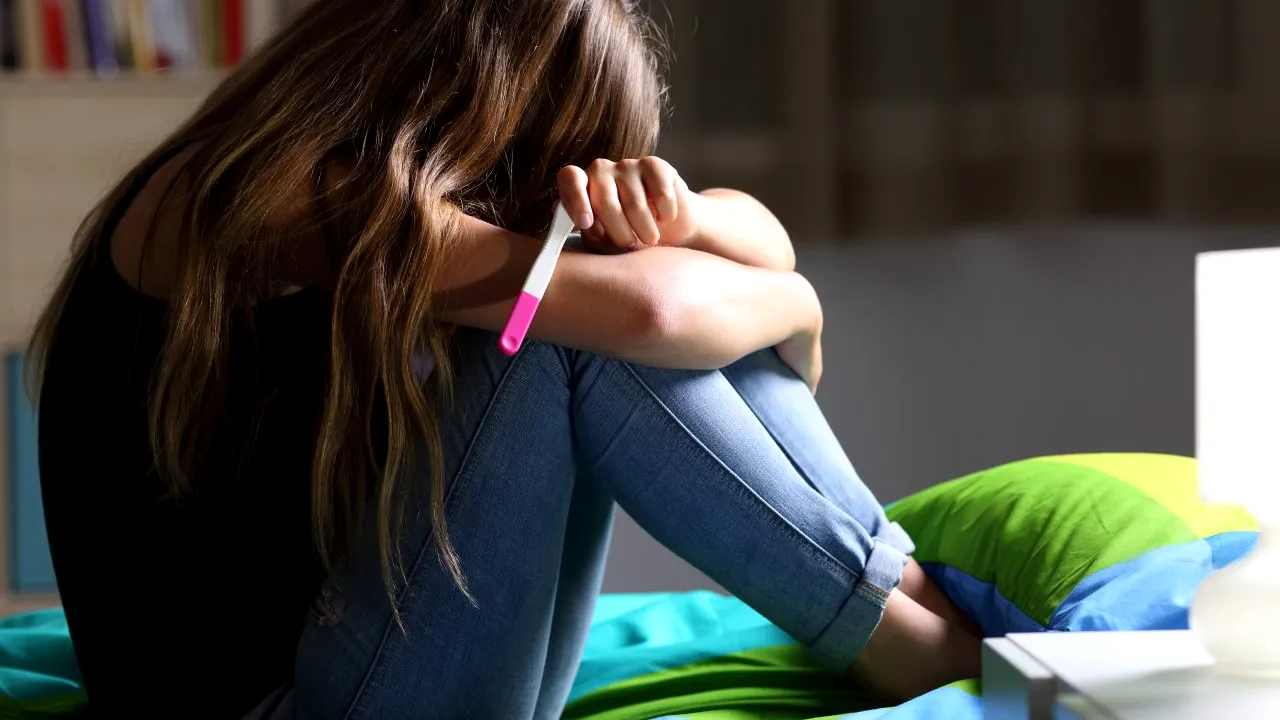 Peste 16.000 de adolescente au devenit mame anul trecut. Cele mai multe sunt din Mureş