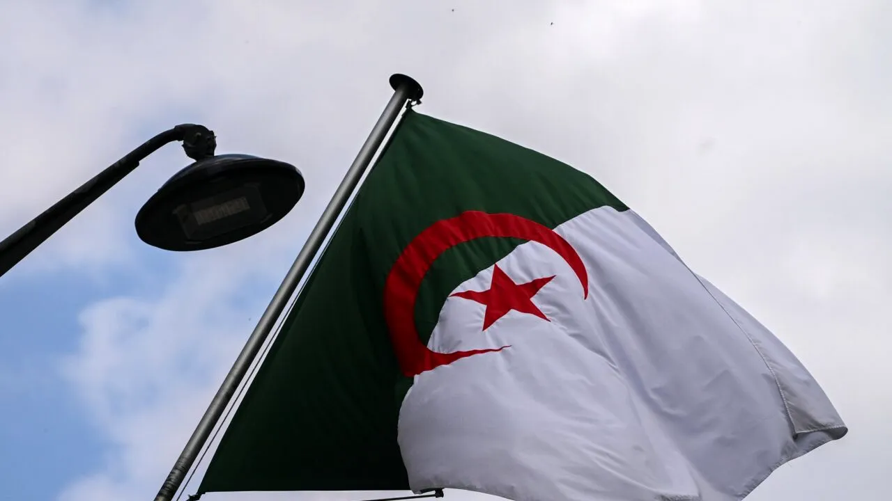 Algeria anulează un acord bilateral încheiat cu Franța din cauza diferențelor de opinie. De la ce au pornit tensiunile DIPLOMATICE
