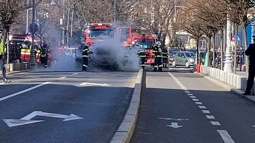 Panică în Capitală. O maşină a luat foc în mers