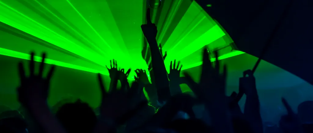 „Festivalul drogurilor” la un concert de muzică techno din Mamaia. Un tânăr a făcut „baie de mulțime” în „costumul lui Adam”
