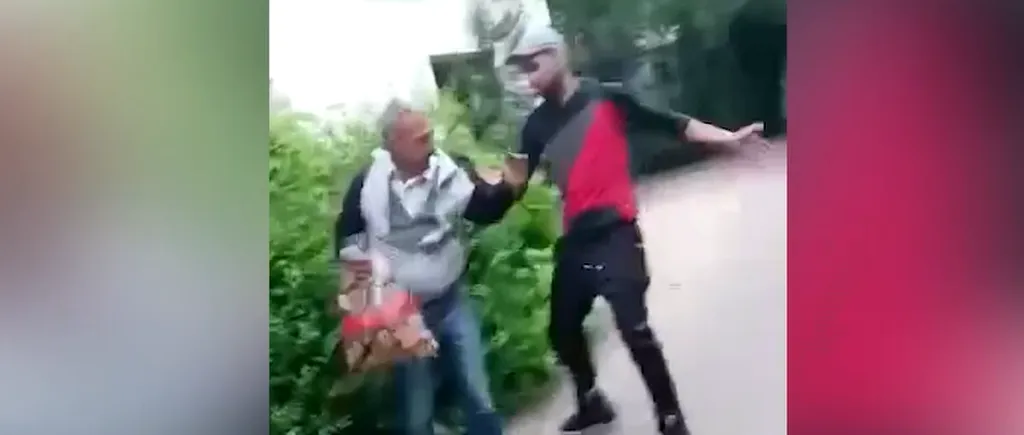 VIDEO ȘOCANT | Bătrân bătut cu pumnii și picioarele pe stradă. Agresorul și-a pus fiul de 12 ani să filmeze scenele de coșmar
