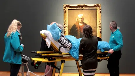 Povestea emoționantă din spatele acestei fotografii. „A fost foarte fericită să poată admira expoziția în pace, pentru ultima dată