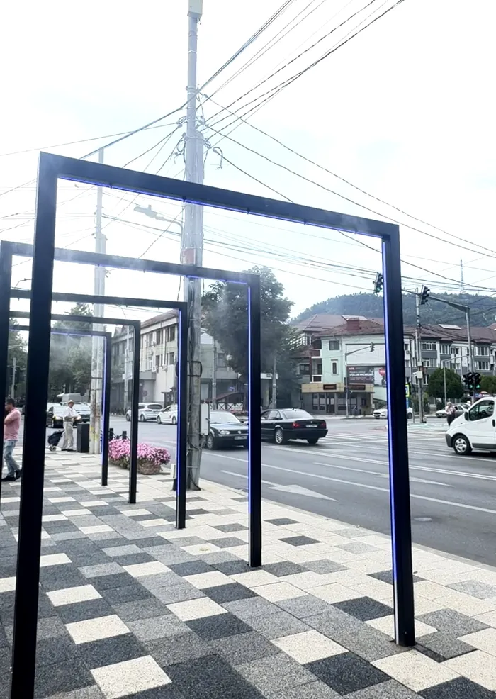 În toiul caniculei, a fost montat primul culoar climatic inteligent la Piatra Neamț. La ce folosește și cum arată